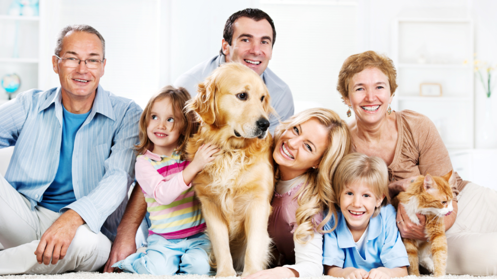Familia con niños, abuelos y mascotas