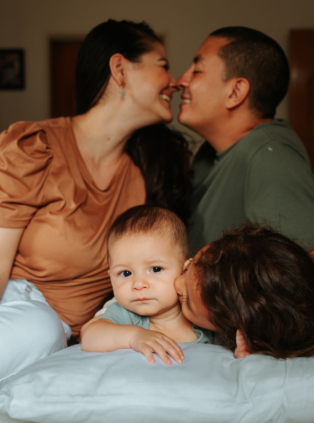 Padres con sus dos hijos compartiendo un momento en familia