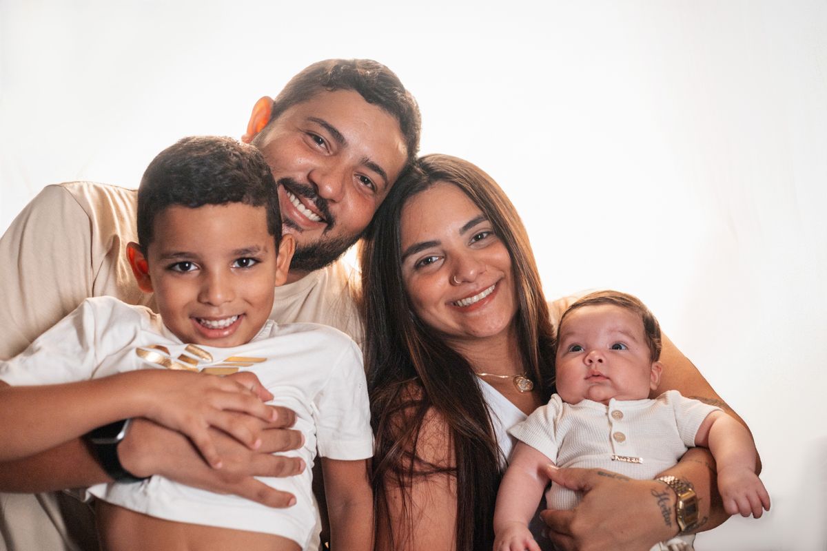 Familia sonriente con sus hijos