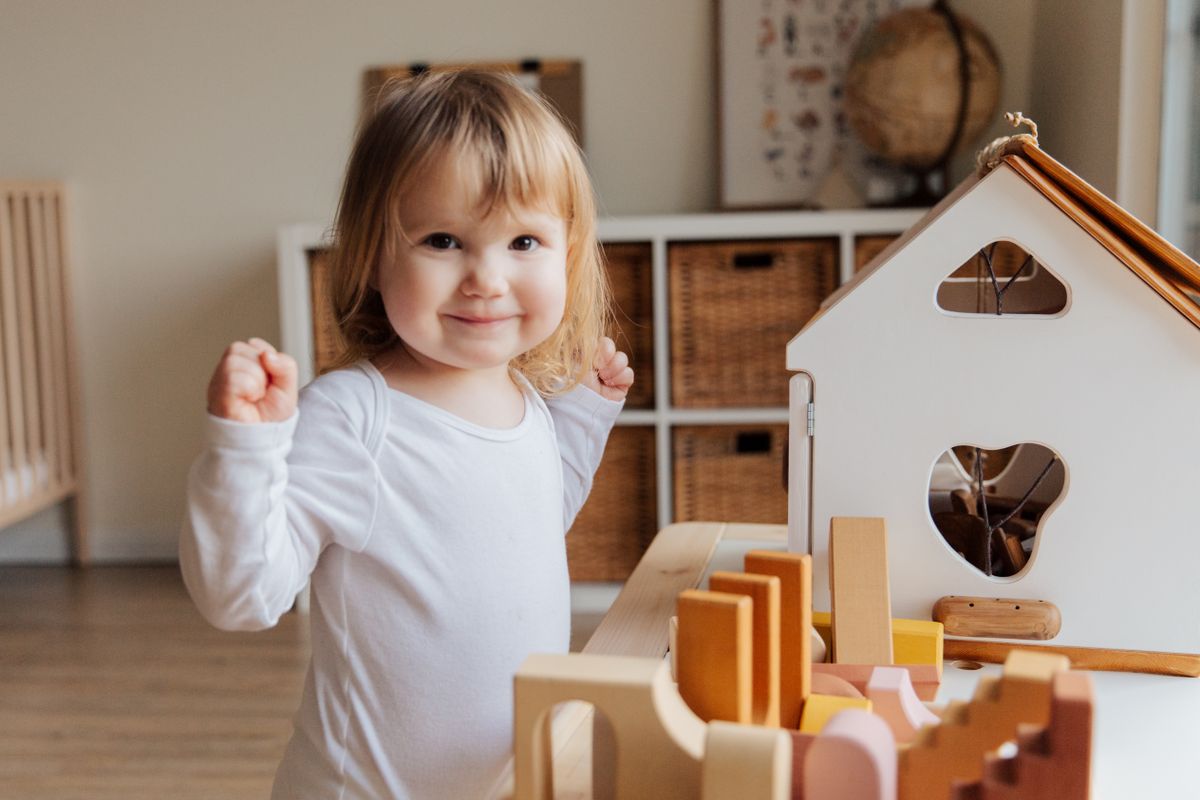 Niña jugando en casa