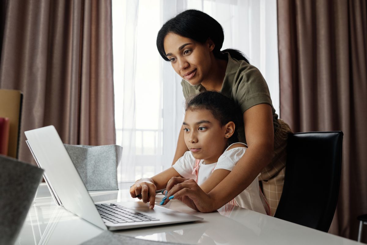 Madre e hijo compartiendo en casa