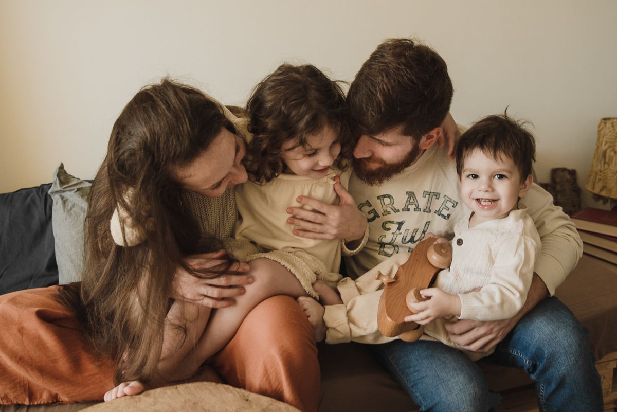 Padres e hijos juntos en el hogar