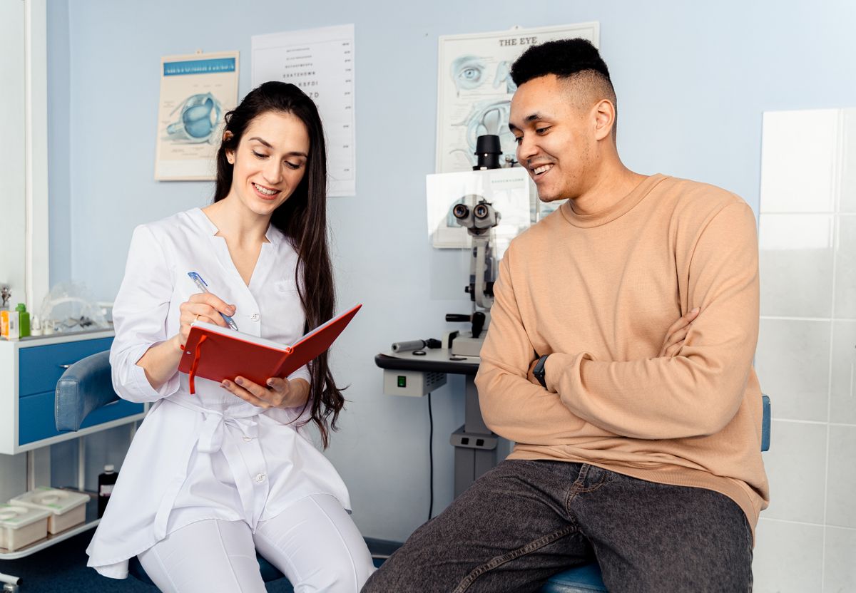 Consulta médica con atención cercana